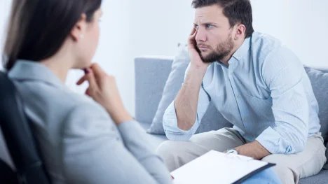 Narcistická porucha osobnosti může být způsobena nesprávnou výchovou. Řešit se dá psychoterapií