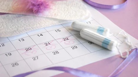 Menstruační kalendář s tampóny na stole