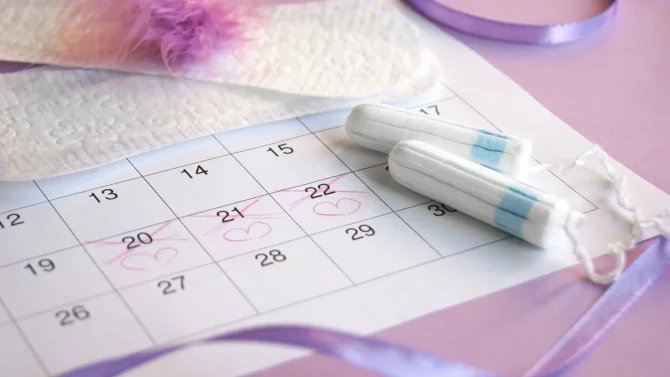 Menstruační kalendář s tampóny na stole