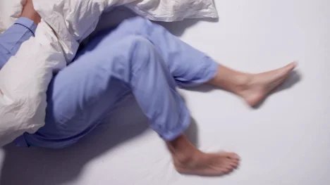 Syndrom neklidných nohou se zpravidla projevuje v noci. Ovlivňuje tak kvalitu spánku pacienta