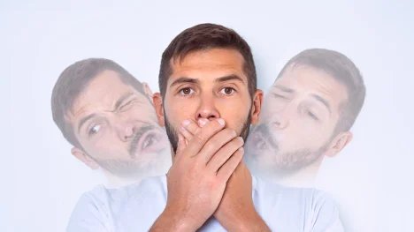 Muž s tiky