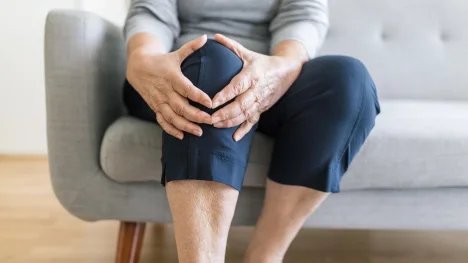 Voda v koleni je často způsobena úrazem či zánětem. Pro pacienta pak může být náročná i chůze