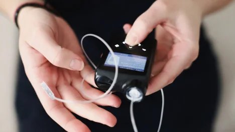 Žena držící inzulinovou pumpu