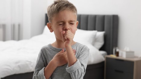 kašel - kašlající chlapec