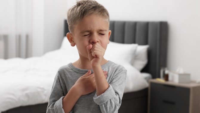 kašel - kašlající chlapec