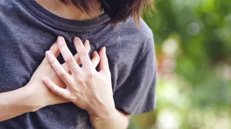 Pálení na hrudi může mít souvislost se zažíváním či psychikou. Vyvolat ho však mohou i vážné potíže